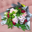 Авторский букет Санса из роз и гвоздик