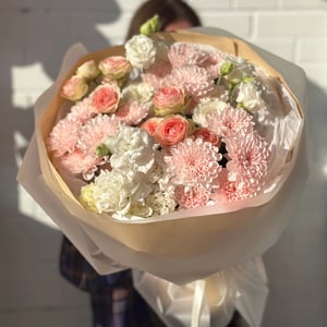 Букет с эустомой и кустовыми розами