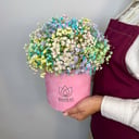 Шляпная коробка с цветами «Радуга красок в розовом боксе» из гипсофил