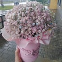 Шляпная коробка с цветами «Облака цветные» из гипсофил