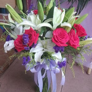 Букет «Композиция в вазе» из роз и лилий