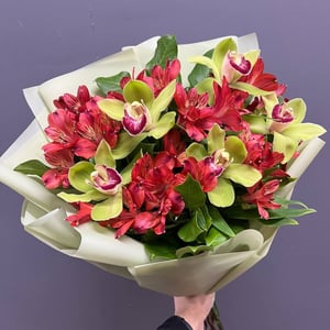 Букет с орхидеями и альстромериями