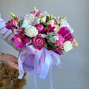 Шляпная коробка с цветами «Пионовидные розы в коробке для мамы М» из альстромерий и эустом