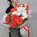 Букет "Бархат и шёлк" из роз и эустом