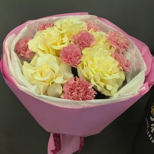 Букет французских роз и диантусов