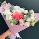 Букет с розой Кахала и эустомой