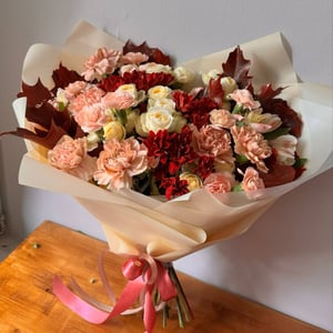 Осенний букет с кленовыми листьями из гвоздик и роз