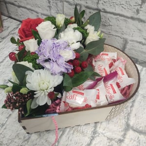 Коробка с цветами «Сладкое сердце» из хризантем и роз