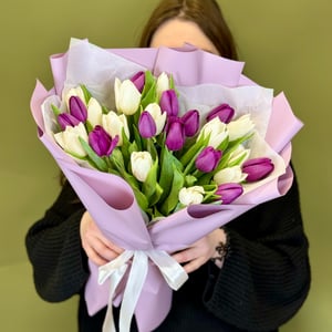 Букет «25 белых и фиолетовых тюльпанов микс»