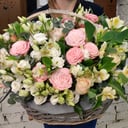 Корзина с цветами «Роскошная нежность» из роз и эустом