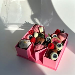 Бокс с клубникой в шоколаде M 