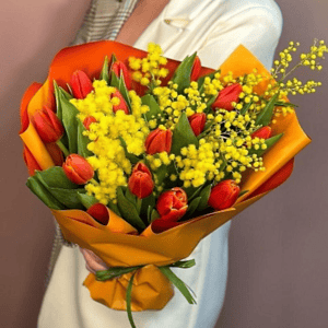 Букет из мимозы с тюльпанами.