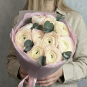 Букет из 11 кремовых ранункулюсов