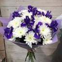 Яркий букет из ирисов и хризантем