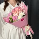 Букет «Притяжение» из гвоздик и роз