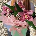 Шляпная коробка с цветами «Композиция "Лёгкий бриз"» из орхидей и гипсофил