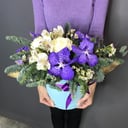 Шляпная коробка с цветами «Лирика» из орхидей и альстромерий