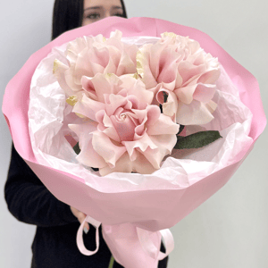 Букет «Ажурные розы в нежно-розовой упаковке»