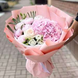 Букет с гортензией и пионами
