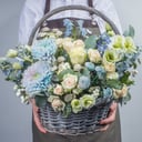 Корзина из неба из роз и хризантем