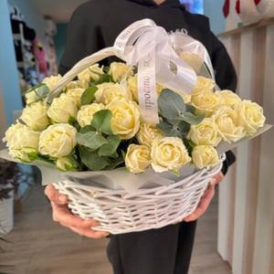 Корзина белых кустовых роз