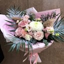 Букет «Нежные грезы» из гвоздик и эустом