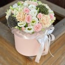 Шляпная коробка с цветами «Френдс» из эустом и гвоздик