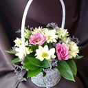 Корзина с цветами «Милый комплимент» из эустом и хризантем