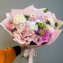 "Нежное облако" букет из георгин из роз и экзотических цветов