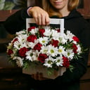 Коробка с цветами «Деревянный ящик» из роз и хризантем