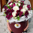 Шляпная коробка с цветами «Мистика» из роз и альстромерий