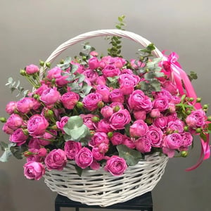 41 пионовидная роза в корзинке