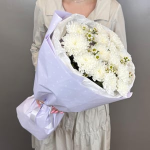 Букет с хризантемой и хамелациумом