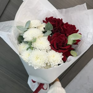 Букет с красными розами