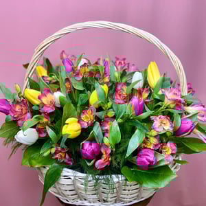 Альстромерия и тюльпаны в корзине