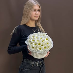 Корзина с цветами «Композиция из ромашек "Солнечная улыбка"» из хризантем