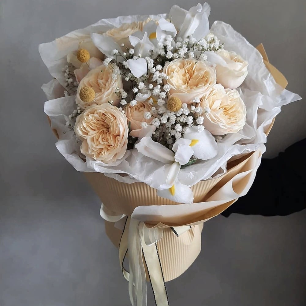 Букет «Аксиома» из ирисов и гипсофил