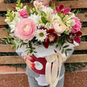 Шляпная коробка с цветами «Яркая радость» из альстромерий и гвоздик