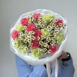 Букет «Микс гвоздик с ромашками»
