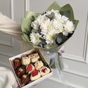 Подарочный набор «Клубника в шоколаде " Комбо набор 25"» из хризантем