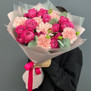 Букет с кустовыми пион розами и диантусы