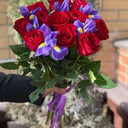 Букет «Раскраска» из роз и ирисов