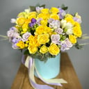 Шляпная коробка с цветами «Композиция из кустовых роз и фрезии»