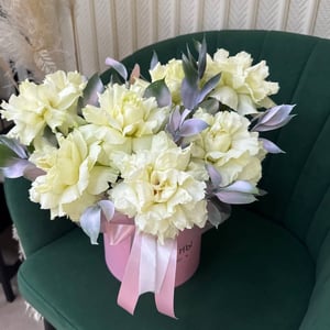 Французские белые розы в шляпной коробке