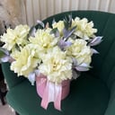 Французские белые розы в шляпной коробке