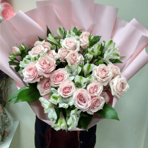 Букет «Для любимой» из роз и альстромерий