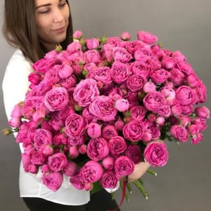 Букет из пионовидных кустовых роз