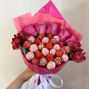 Букет с клубникой в шоколаде с розами