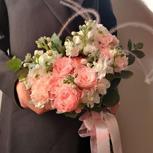 Букет невесты из роз и маттиолы