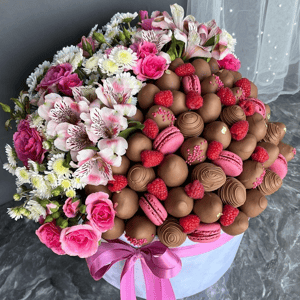 Букет цветов и клубника в шоколаде